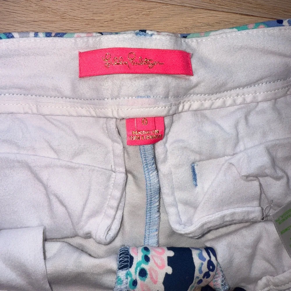 Lilly Pulitzer Floral Patterned Women's Shorts - Picture 3 of 3